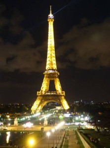 Wieża Eiffela nocą w Paryżu